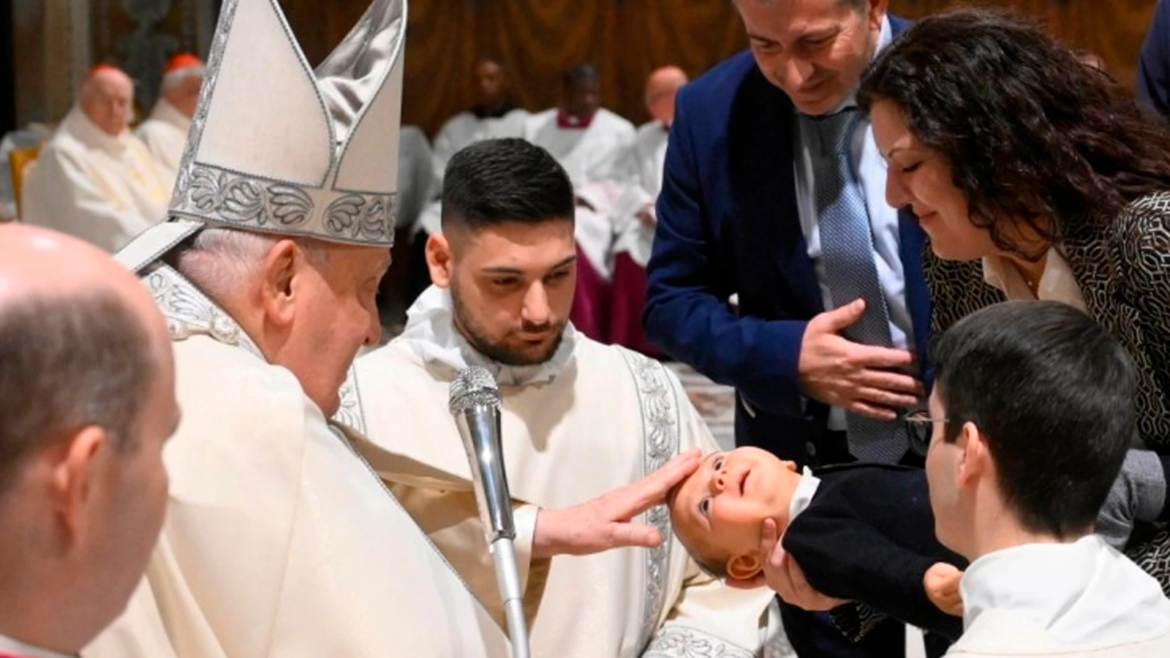 El Papa Francisco bautiza a 21 niños: Reciben el don más grande que es la fe