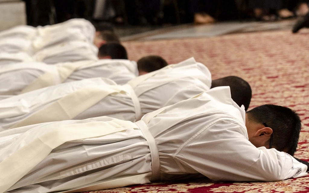 ¿Aceptará la Iglesia Católica en Italia sacerdotes homosexuales? “No es una lectura correcta”, precisa obispo