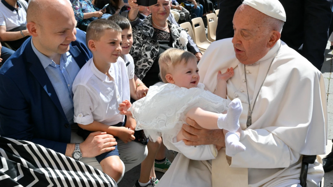El Papa Francisco apoya a las familias numerosas del Vaticano con ayudas de 300 euros