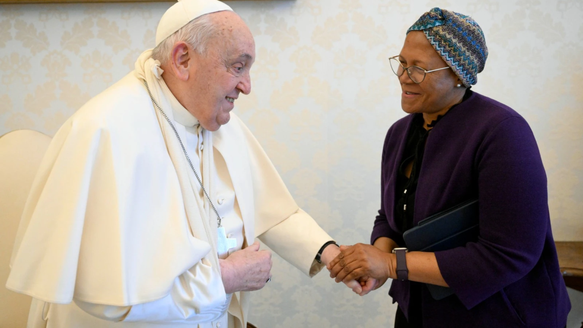 El Papa Francisco se lesiona el brazo tras sufrir una caída en el Vaticano