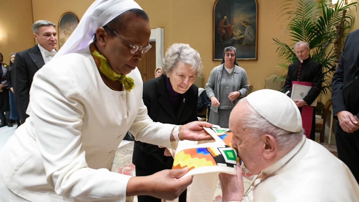 El Papa Francisco denuncia la “mentalidad machista” que impide la formación a las religiosas