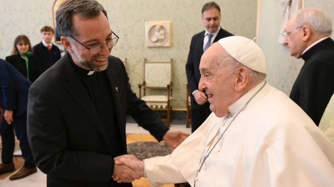 El Papa Francisco recuerda que la oración es inseparable de la “compasión”