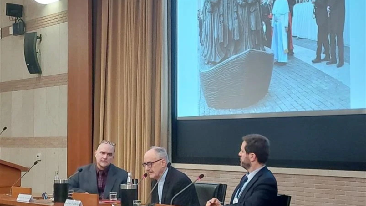 ¿Por qué el Cardenal Czerny y el escultor Timothy Schmalz llevaron “Ángeles sin saberlo” al Vaticano?