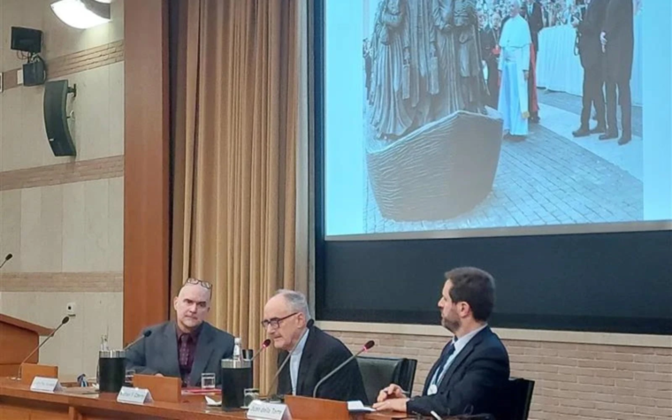 ¿Por qué el Cardenal Czerny y el escultor Timothy Schmalz llevaron “Ángeles sin saberlo” al Vaticano?