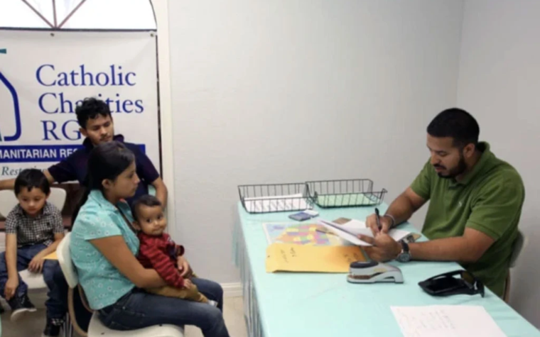 Catholic Charities urge a administración Trump a "reconsiderar" el congelamiento de fondos para las ONG