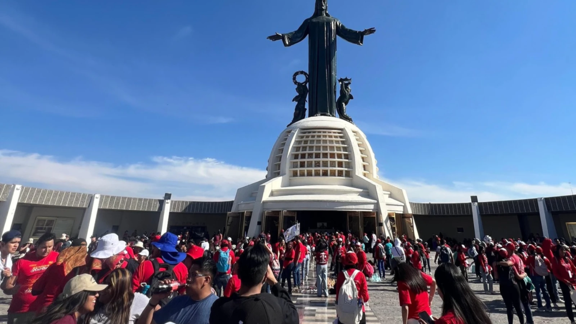 38 mil jóvenes peregrinan al Monumento a Cristo Rey en México