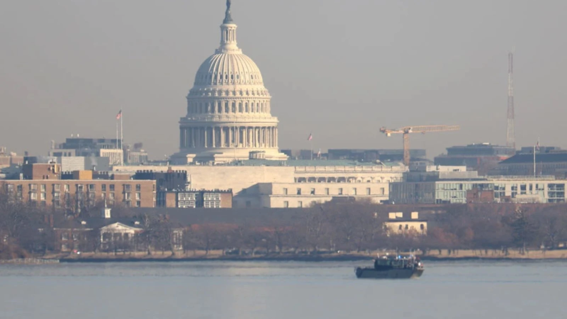 Arzobispos de Washington y Baltimore ofrecen oraciones tras mortal accidente aéreo en EE.UU.