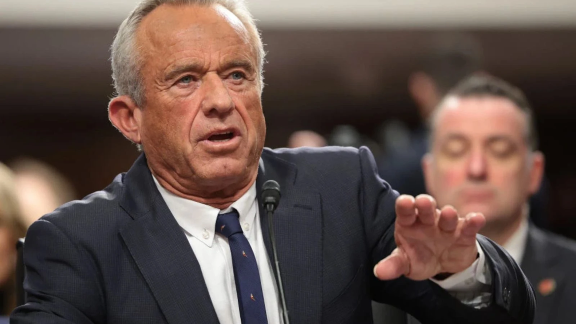 Robert F. Kennedy Jr. se compromete a implementar políticas de Trump sobre aborto y derechos de conciencia