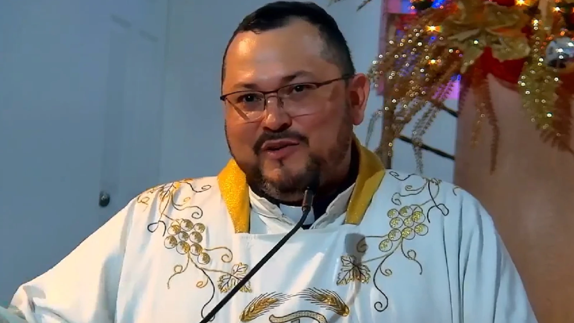 Sacerdote reza el Padre Nuestro para tranquilizar a feligreses en medio de fuerte sismo