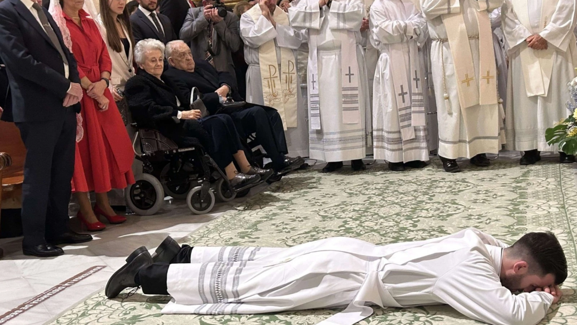 El sacerdote más joven de España inicia su ministerio con la Unción de enfermos a sus abuelos