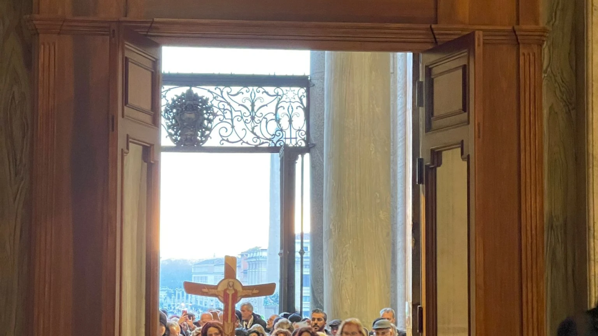 Unas 1.300.000 personas ya han cruzado la Puerta Santa de la basílica de San Pedro