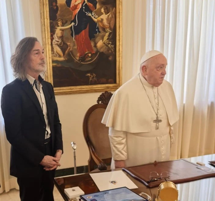 El Papa Francisco se reúne con el artista ruso Nikas Safronov