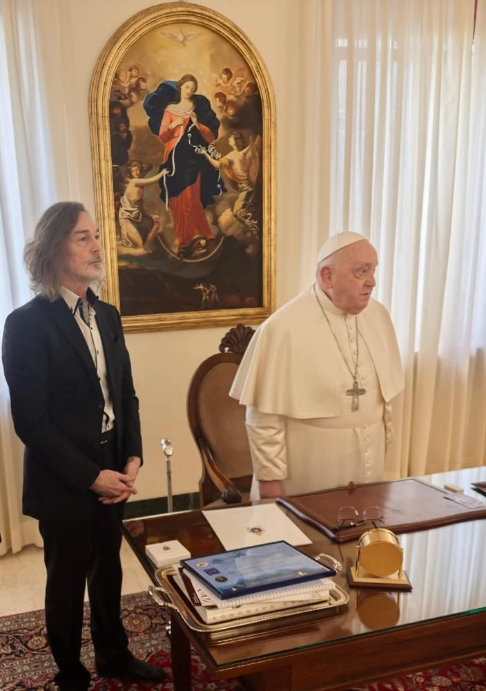 El Papa Francisco se reúne con el artista ruso Nikas Safronov