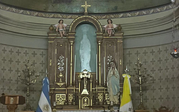 Una imagen de la Virgen de Lourdes que asombra a todos: No está pero se ve