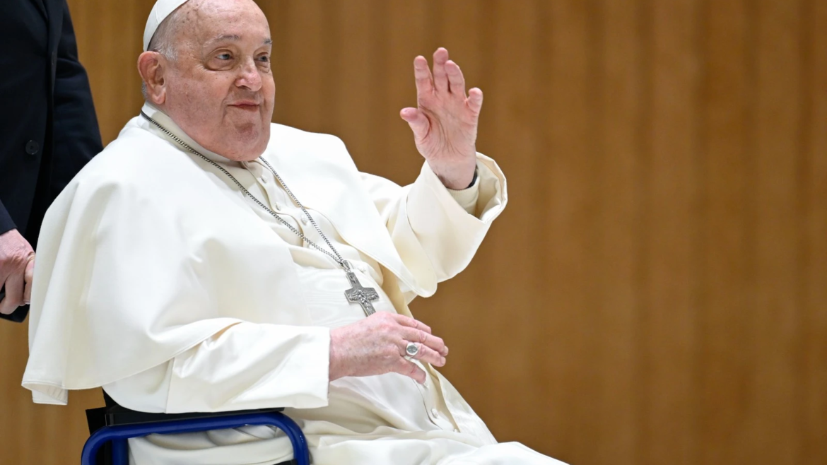 El Papa Francisco ingresa en el hospital Gemelli aquejado de bronquitis