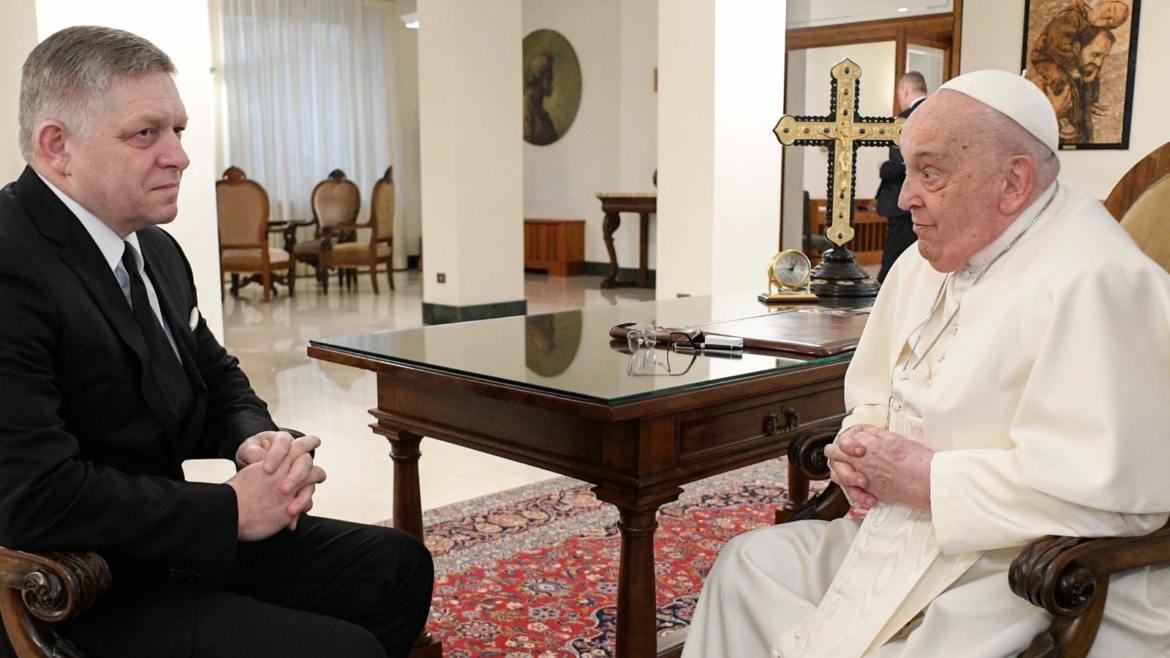 El Papa Francisco anula su agenda hasta el lunes tras ser ingresado en el hospital con bronquitis