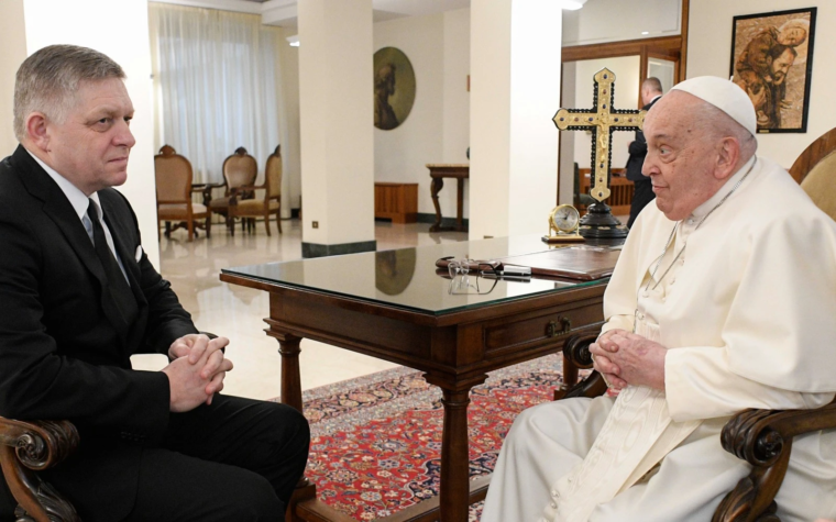 El Papa Francisco anula su agenda hasta el lunes tras ser ingresado en el hospital con bronquitis