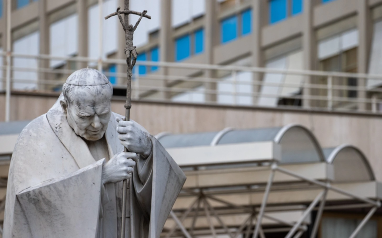 El Papa Francisco pasa “tranquila” su segunda noche hospitalizado con infección respiratoria