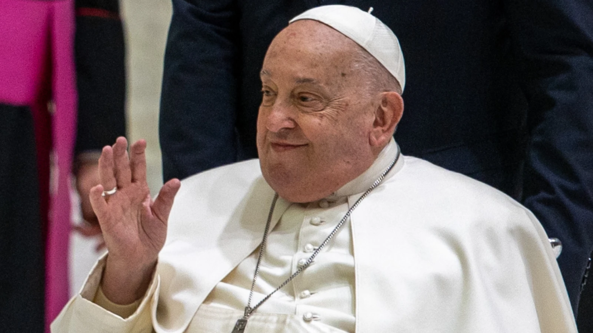 El Papa Francisco sin fiebre y en mejoría, pero seguirá en reposo: no dirigirá el Ángelus