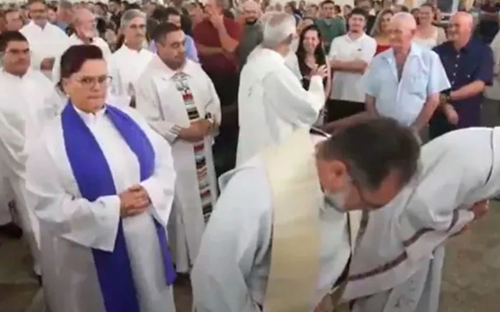 Ministra anglicana “concelebra” Misa de toma de posesión de arzobispo y comulga