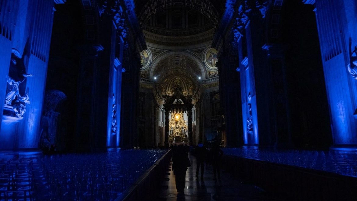 “Noche Blanca” en el Vaticano: artistas recorren la Basílica de San Pedro a oscuras
