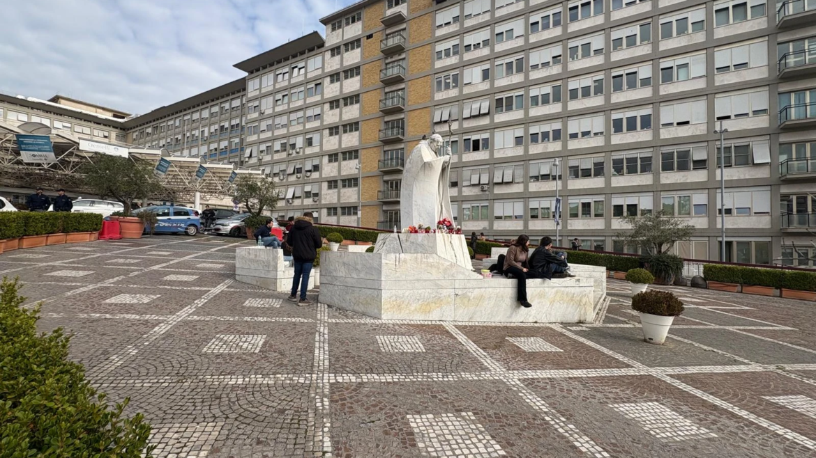 El Papa Francisco respira de forma autónoma, a pesar de la neumonía en los dos pulmones