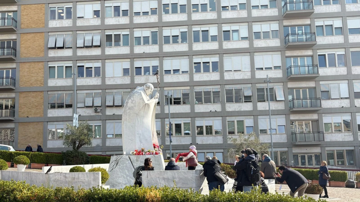 Un capellán del Gemelli ruega a Dios que el Papa Francisco vuelva pronto a “guiar a la Iglesia”