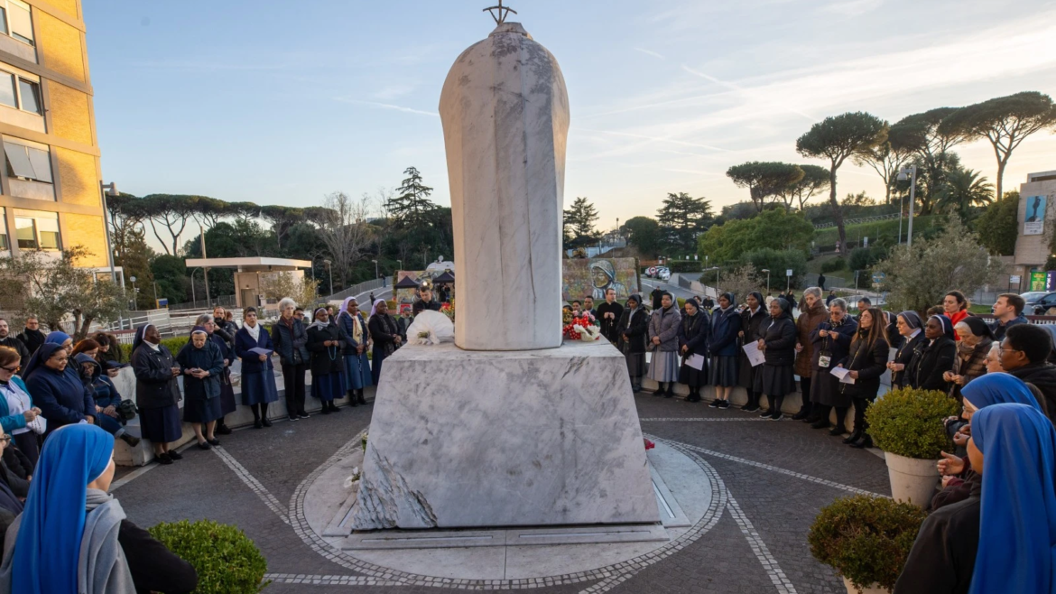 El Papa Francisco pasa la novena noche hospitalizado “tranquila”, pero su estado es crítico