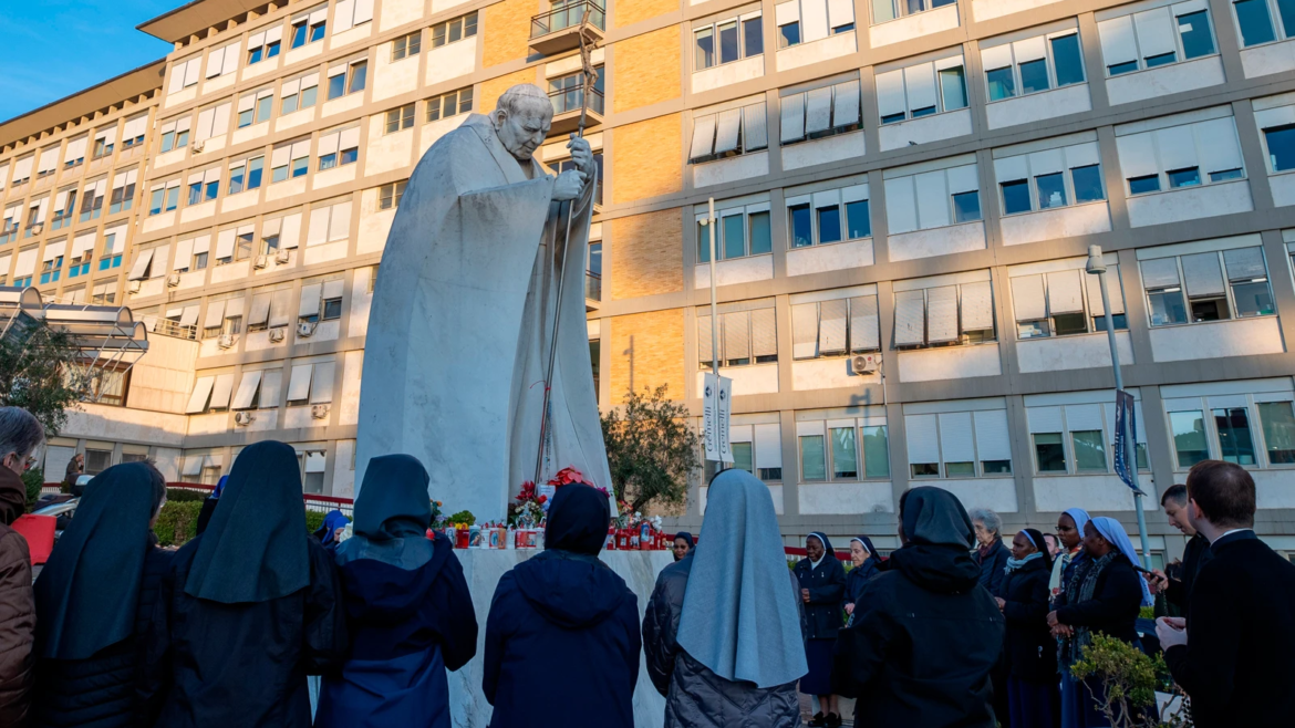 Católicos rezan el Rosario por la salud del Papa Francisco frente al Hospital Gemelli