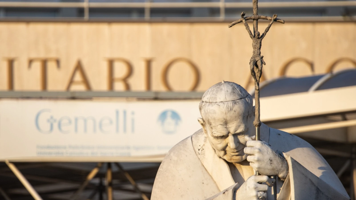 El Papa Francisco sigue en estado crítico, aunque no ha vuelto a tener crisis respiratorias