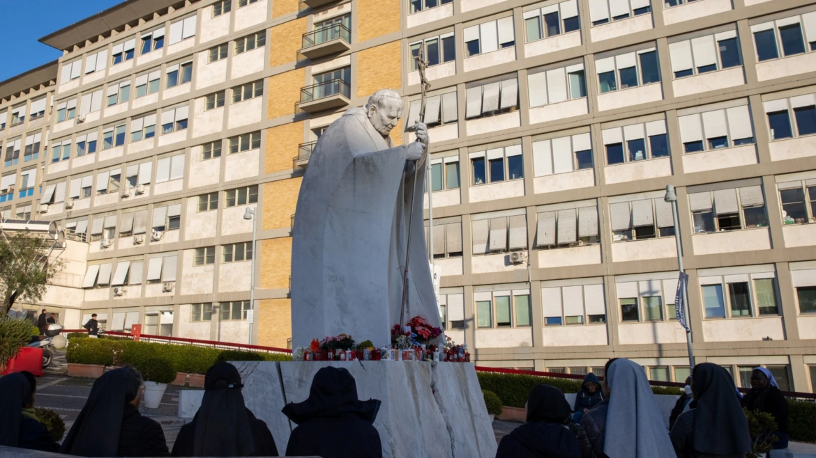 Mensaje del Papa Francisco durante el Ángelus: “Sigo con confianza con mi hospitalización en el Gemelli”