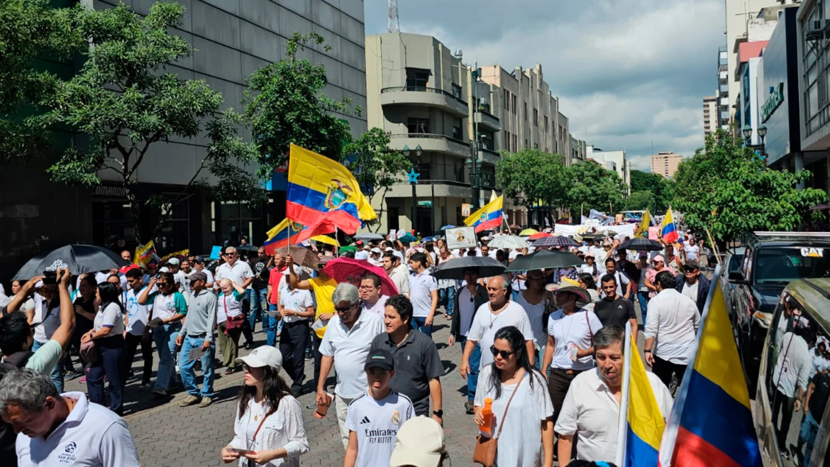 Ecuatorianos marchan contra fallo de Corte Constitucional que avala “niñez trans”