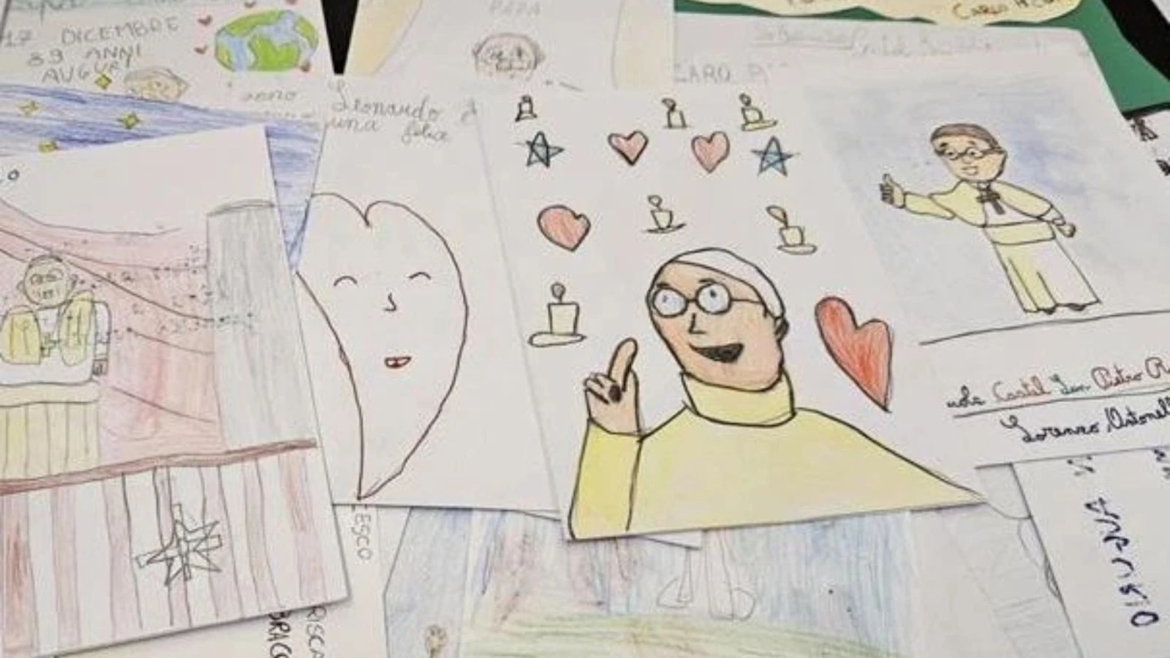 FOTOS: El Papa Francisco recibe tarjetas y dibujos hechos por niños en Roma