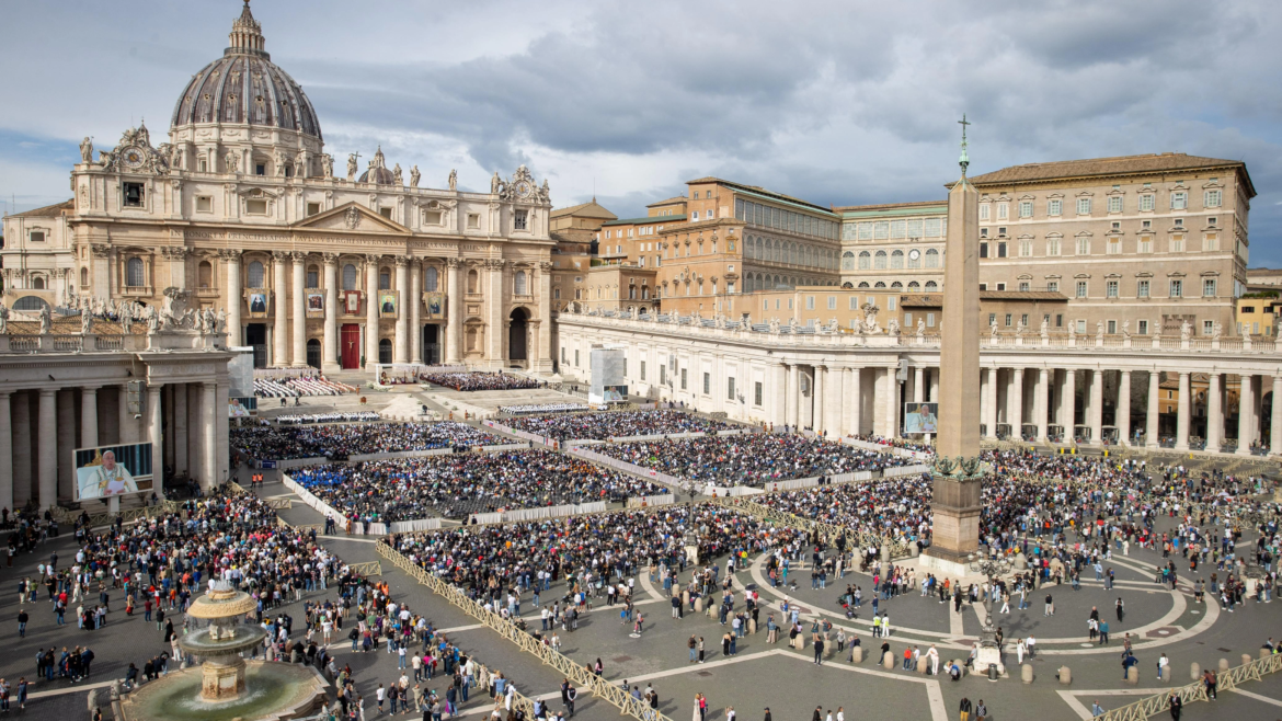 El Vaticano convoca un Rosario cada noche por el Papa Francisco en la Plaza de San Pedro