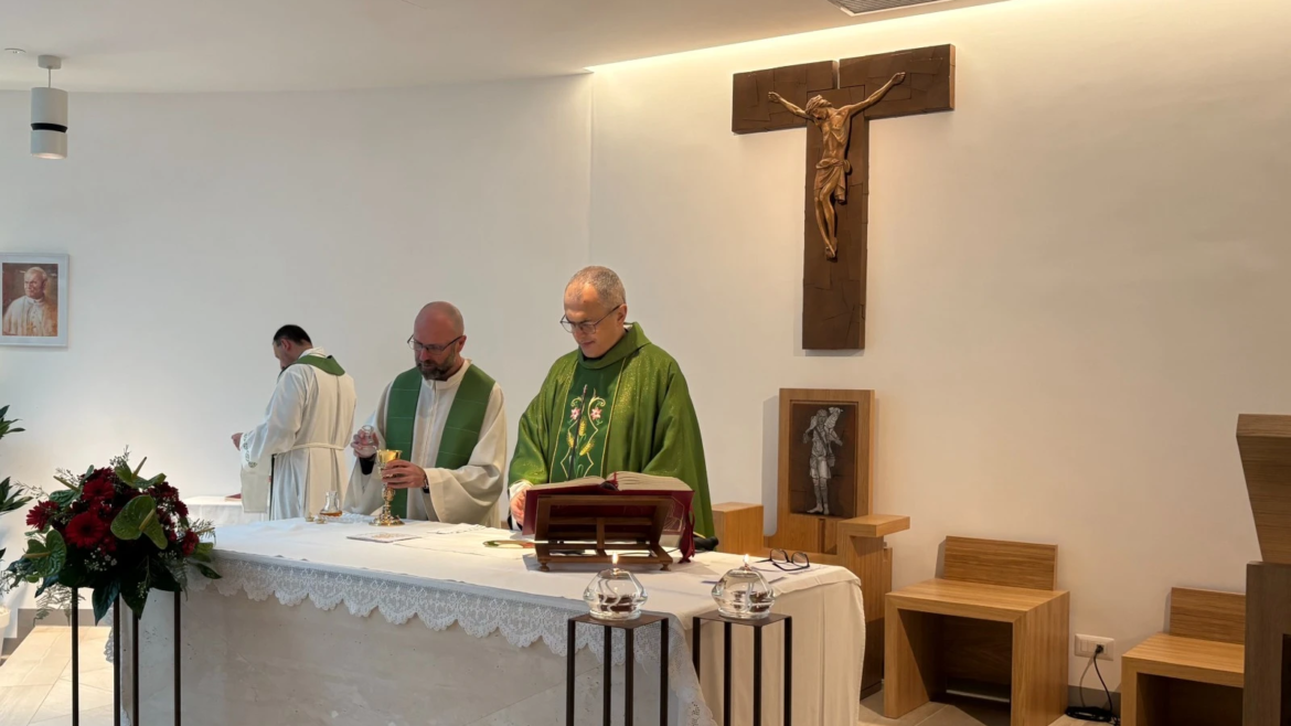 El superior de los franciscanos en el Gemelli: “Que la voz del Papa Francisco no se apague”