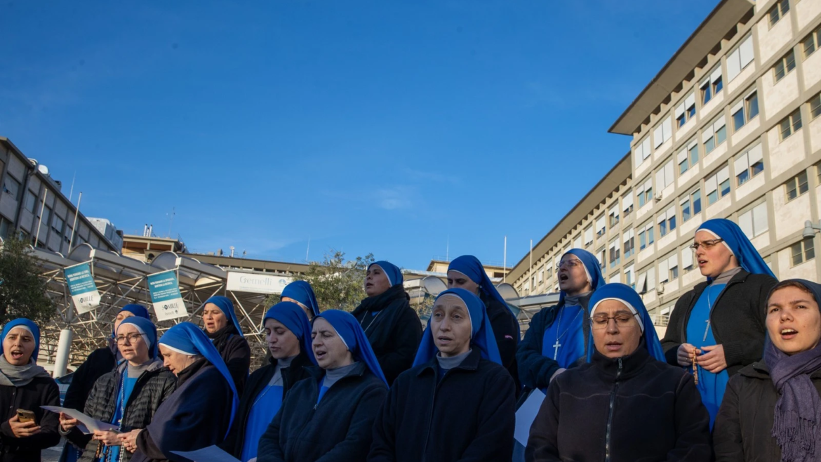 El Papa Francisco presenta “leve mejoría”, pero los médicos mantienen el pronóstico reservado
