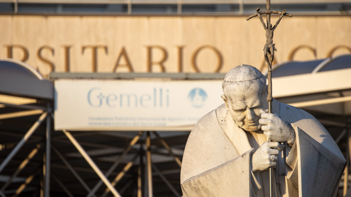 El Papa Francisco sigue en estado “crítico” pero estable