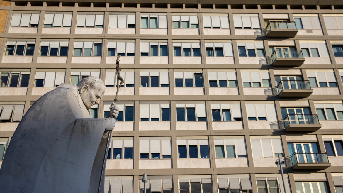 El Vaticano confirma la mejoría del Papa Francisco, que sale de la situación crítica