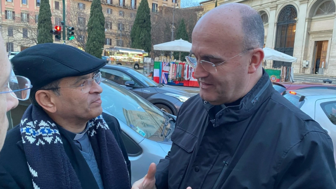 Así fue el “abrazo entrañable” entre Mons. Rolando Álvarez y Mons. Munilla en Roma