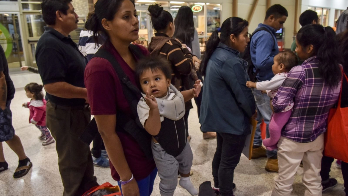 ¿Cómo la Iglesia Católica colabora con el gobierno de Estados Unidos para ayudar a los migrantes?