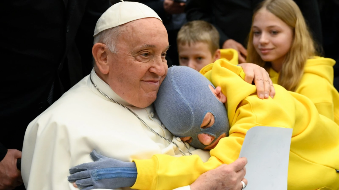 El tercer abrazo del Papa Francisco a un niño ucraniano con quemaduras por una bomba rusa