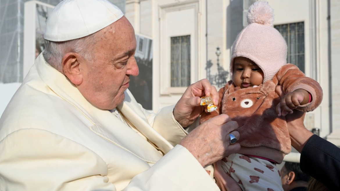 Las condiciones clínicas del Papa Francisco se mantienen estables