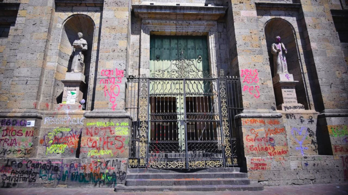 Catedrales y templos católicos fueron vandalizados durante las marchas feministas del 8M en México