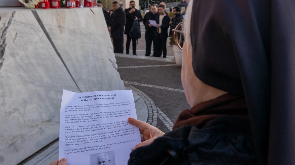 Los médicos levantan el pronóstico reservado del Papa Francisco tras su evolución favorable