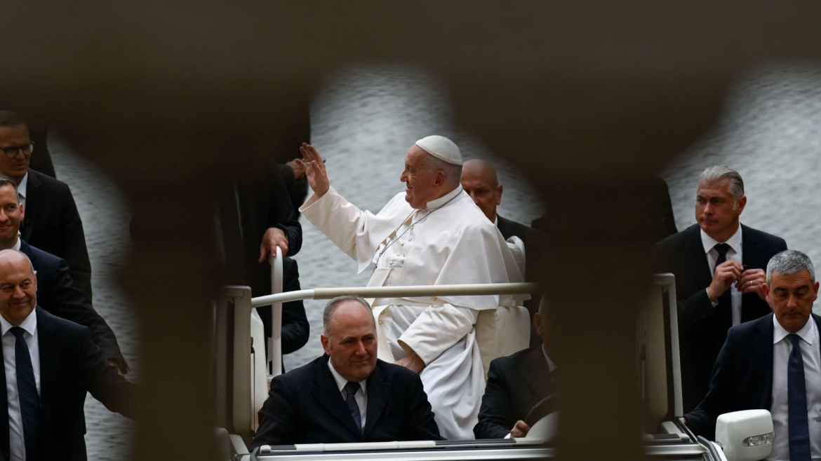 Vaticano: El Papa Francisco sigue estable “en la complejidad del cuadro general”
