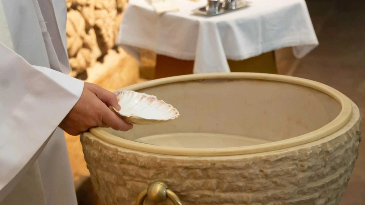 Arzobispo de Miami: El Bautismo es un sí a Dios “que nos toca vivir por toda la vida”