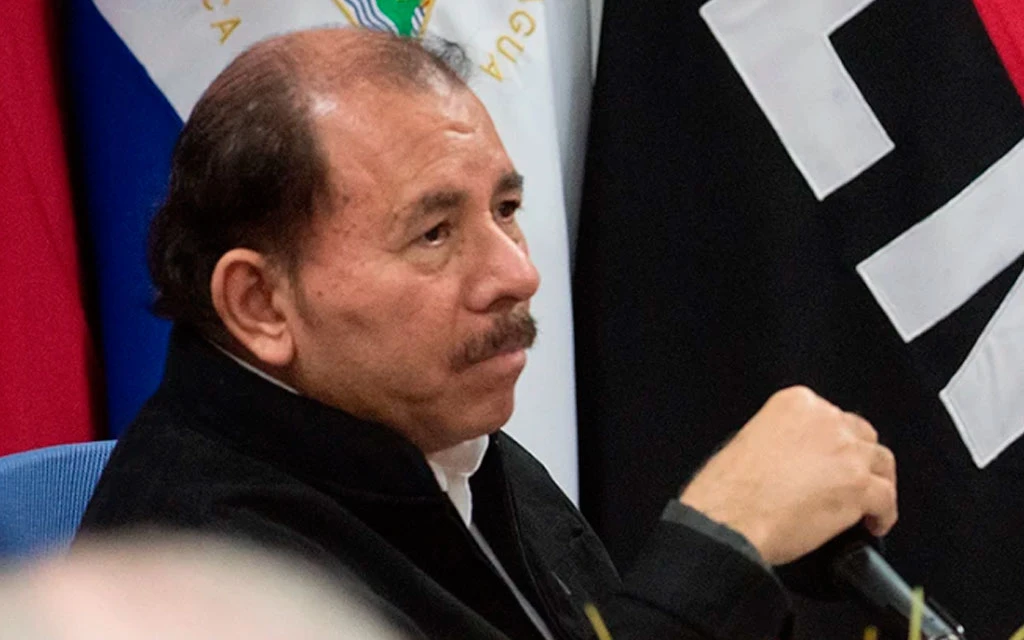 Dictadura de Nicaragua vigila a sacerdotes, revisa sus celulares y les exige informes semanales