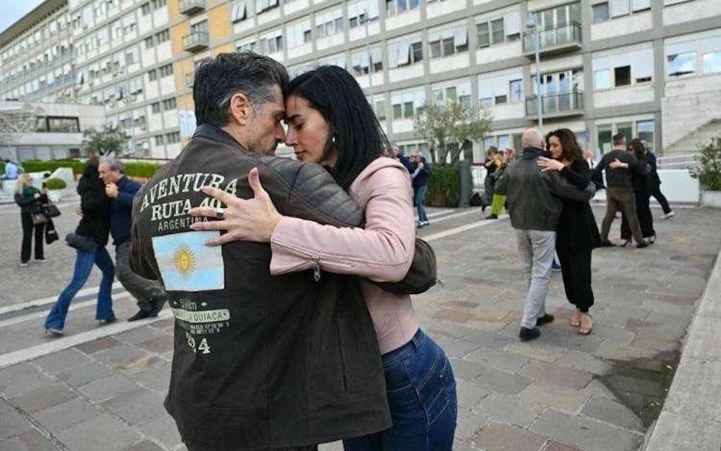 Bailarines dedican un tango al Papa Francisco a las puertas del Gemelli