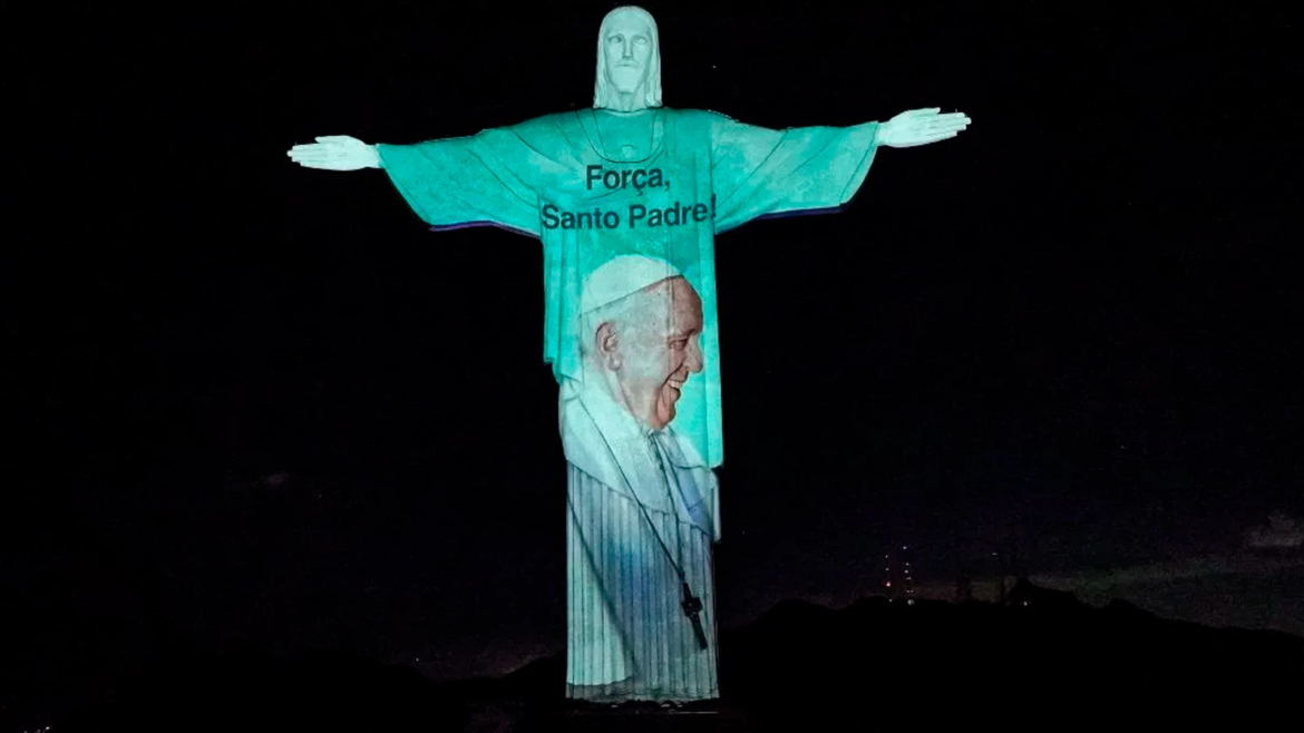 Proyectan imagen del Papa Francisco en el Cristo Redentor para pedir por su salud