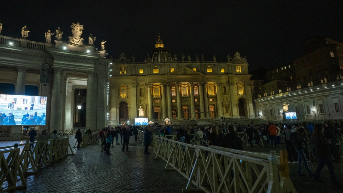 La Plaza de San Pedro, la voz del mundo: fieles continúan rezando el Rosario por el Papa Francisco